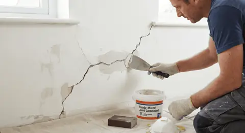 comment-reparer-des-fissures-sur-un-mur